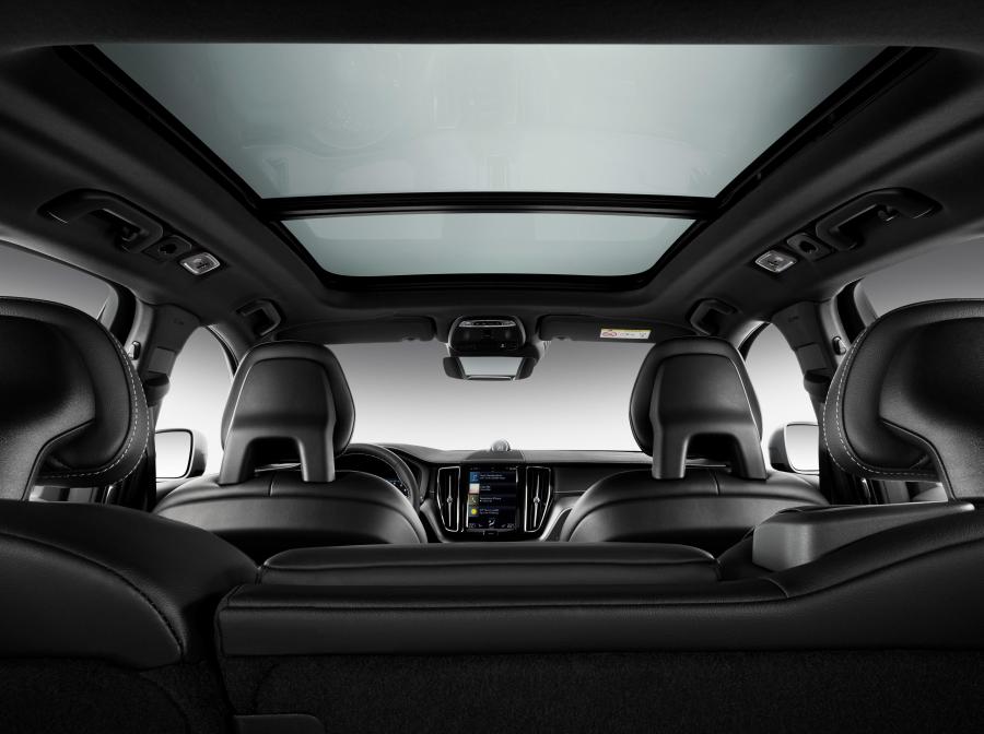 Интерьер Volvo XC60 T8 R-Design 2017 года  (WW) (фото 2 из 23)